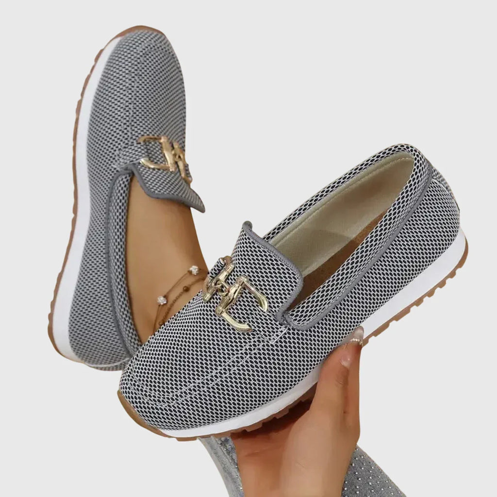 Zapatillas tipo mocasín.