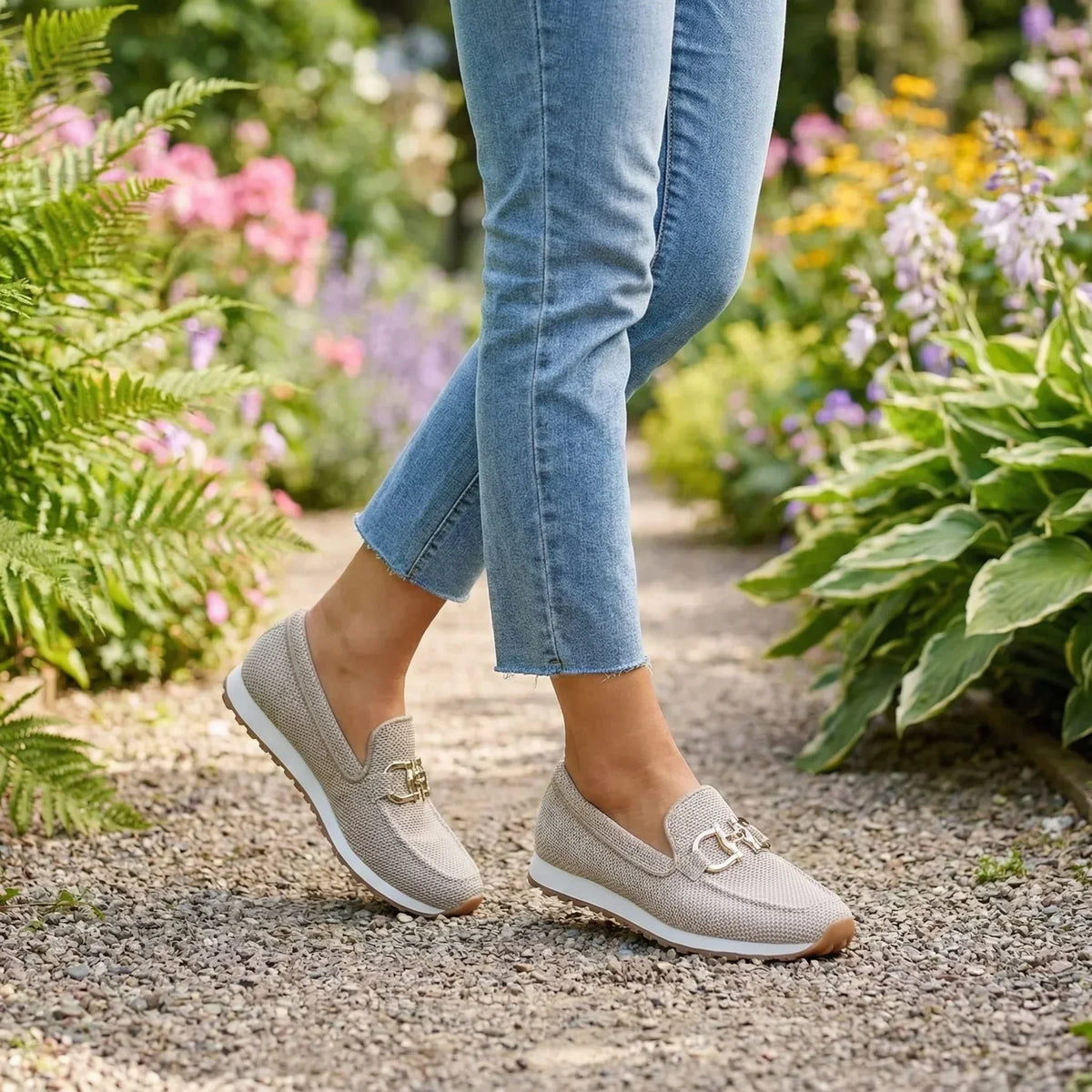 Zapatillas tipo mocasín.