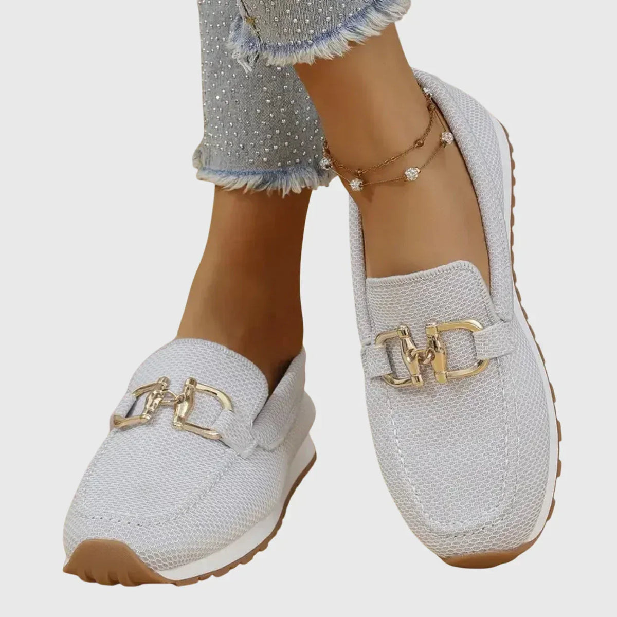 Zapatillas tipo mocasín.