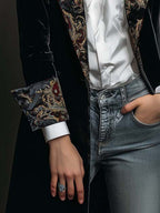 Blazer Slim Fit Negro con Revers y Estampado Barroco