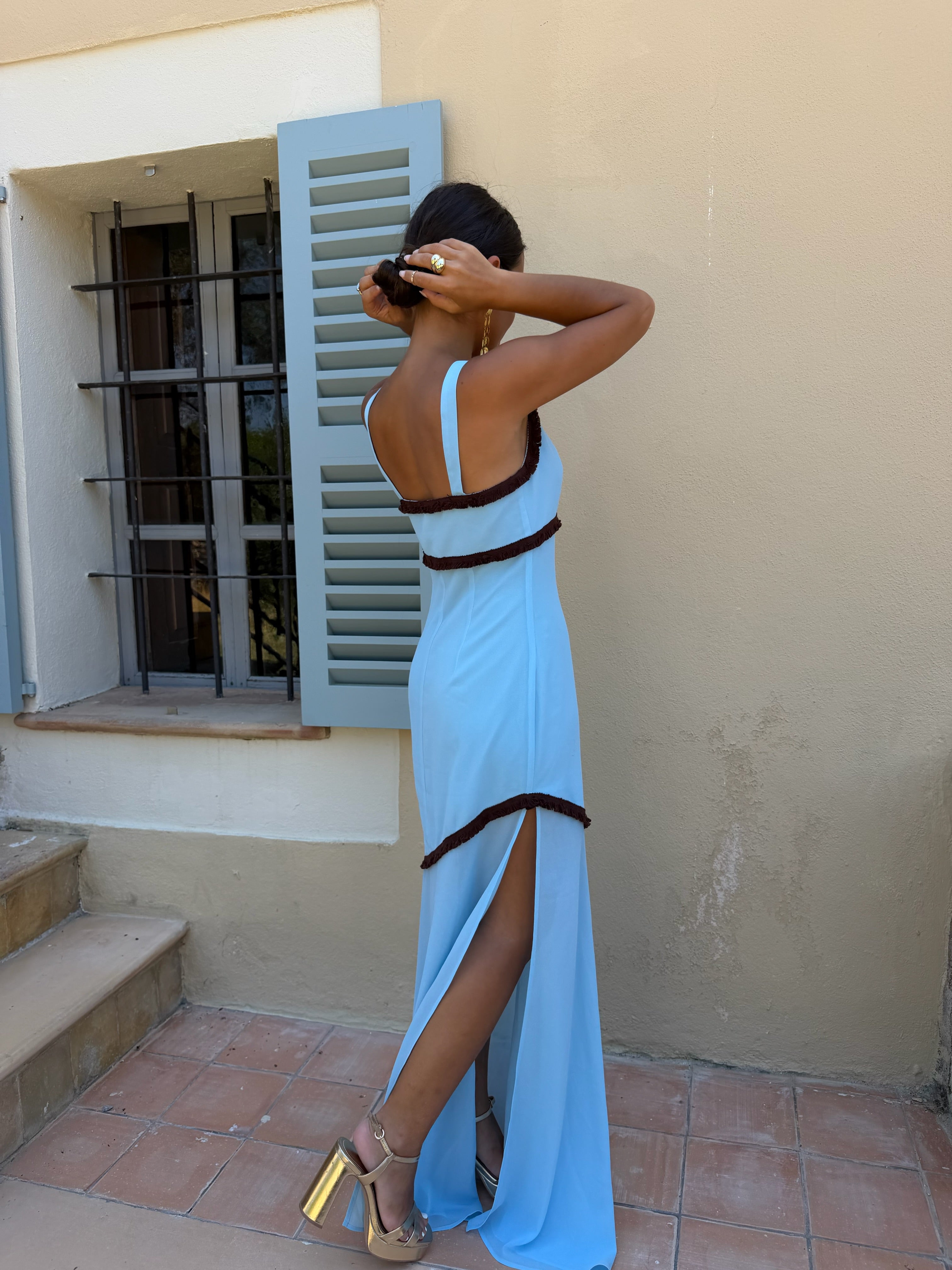 Vestido azul con detalles marrones