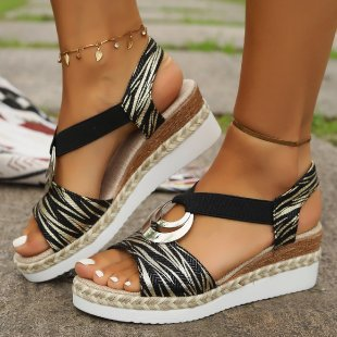Sandalias cómodas con tacón de cuña.